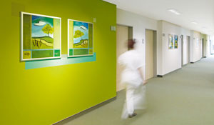 Νοσηλεύτρια που περπατάει σε διάδρομο ενός οικολογικού νοσοκομείου 