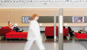 Βελτιωμένο περιβάλλον σε αίθουσα αναμονής ενός νοσοκομείου με αειφόρο φωτισμό κλάδου υγείας της Philips