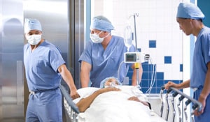 Γιατροί μεταφέρουν έναν ασθενή με φωτισμό νοσοκομείου της Philips
