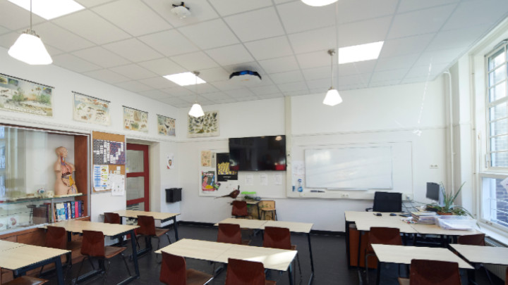 εκπαίδευση, σχολική αίθουσα, θρανία, φωτισμός Philips UV-C