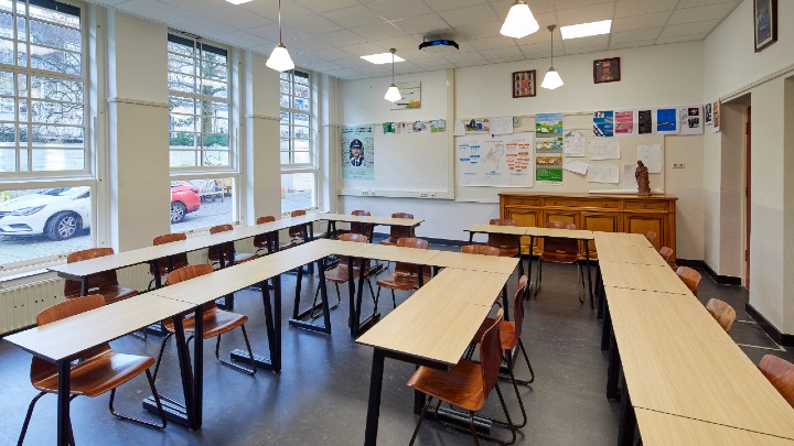 σχολική τάξη, θρανία, σύστημα οροφής Philips UV-C