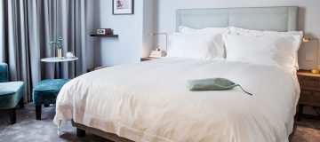 προσφέρει φιλοξενία